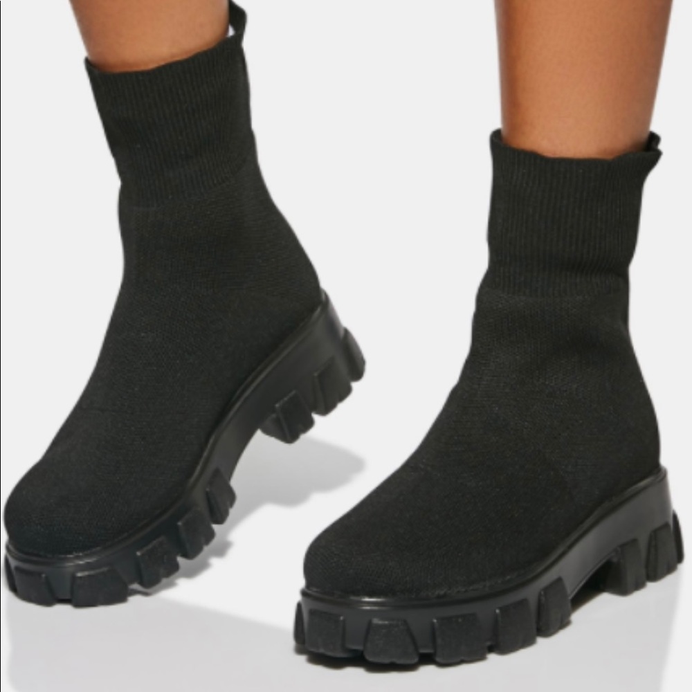 LIKE NEW Trendy BLACK Knitted BOOTS by Berness size 8